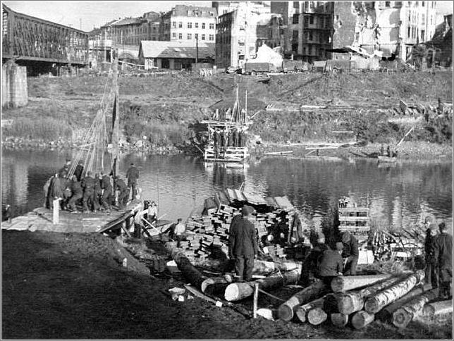 forced labor builing a makeshift bridge across the San in Przemysl